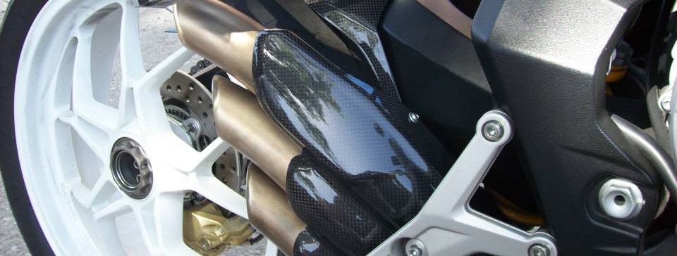 fabricazione di accessori in carbonio per moto di marca ducati ed mv agusta, brutale 675 750 800 910 989 1078 920 990 1090, f3 b3 f4, monster multistrada streetfighter 1098 848 1199 899 s2r s4r, parafango anteriore parafango posteriore fianchi laterali prese d'aria protezioni carter protezioni scarico laterali radiatore copri airbox convogliatori e tanto altro tutto realizzato in autoclave con materiali altamente tecnologici.